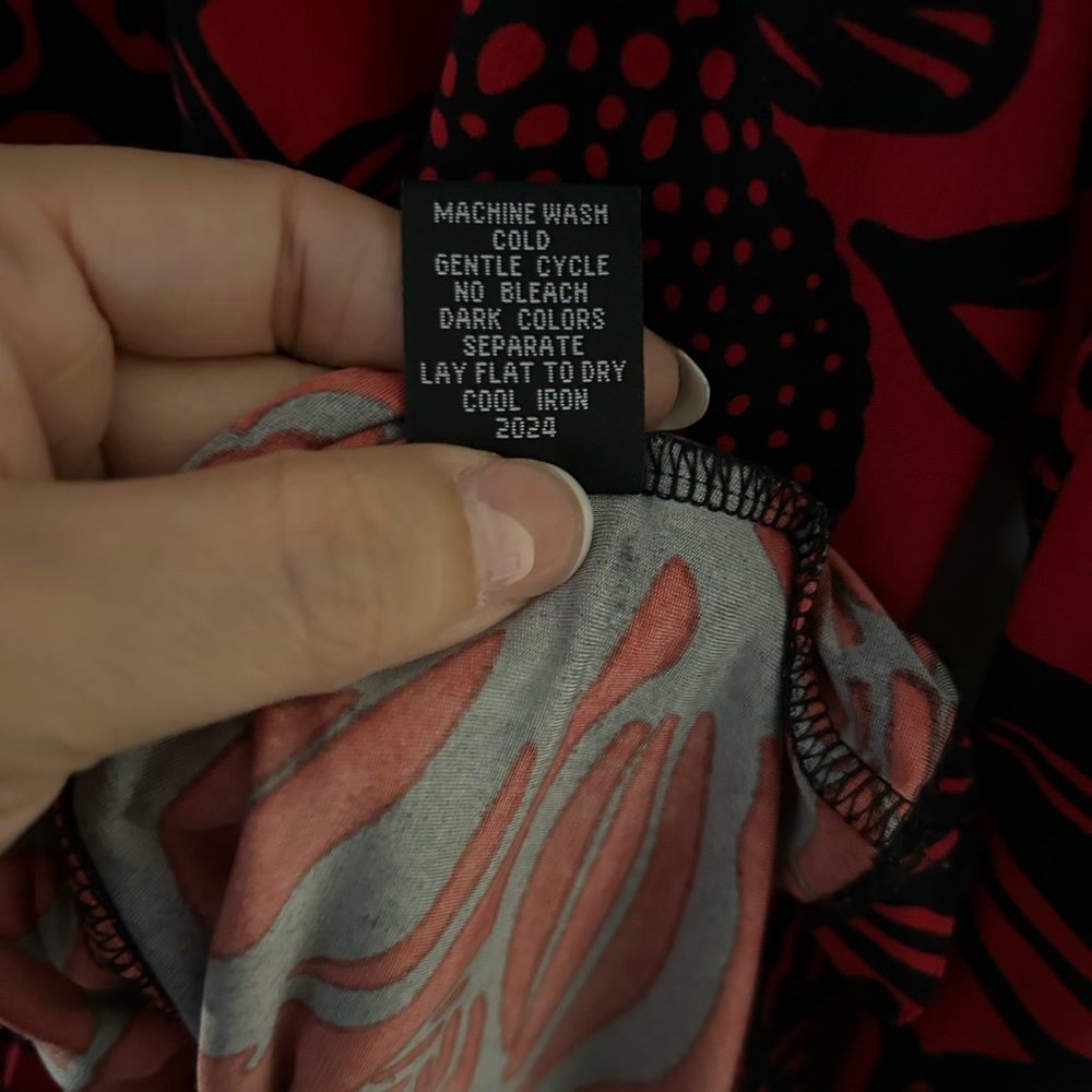No Brand Name-{Size-1x}-Red and Black Pattered Top - Picture 3 of 5